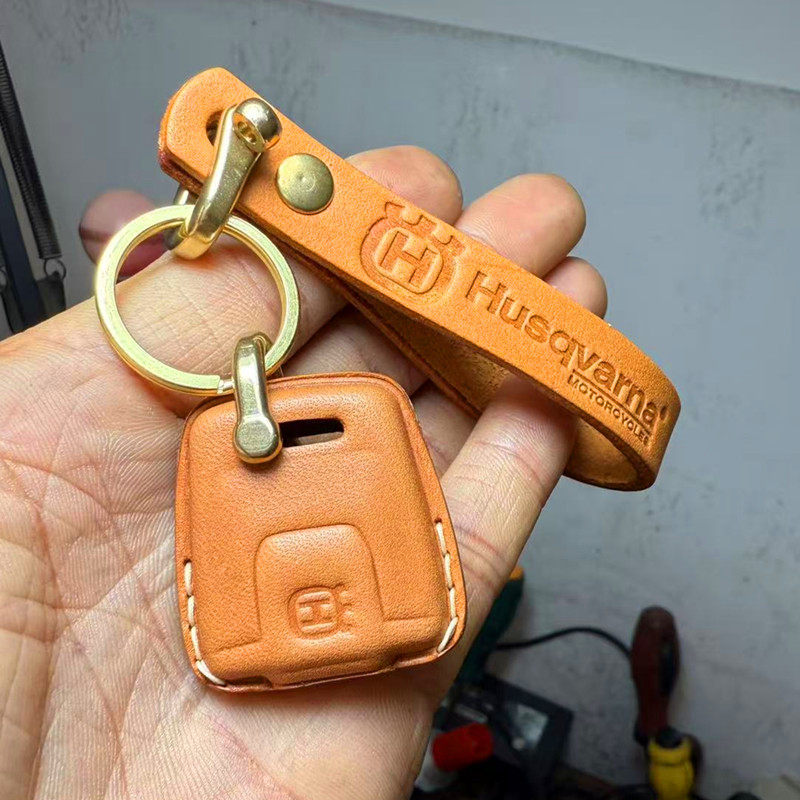 Husqvarna Svartpilen 901 / 250 Handmade Leather Key Case – Italian Full-Grain Cowhide