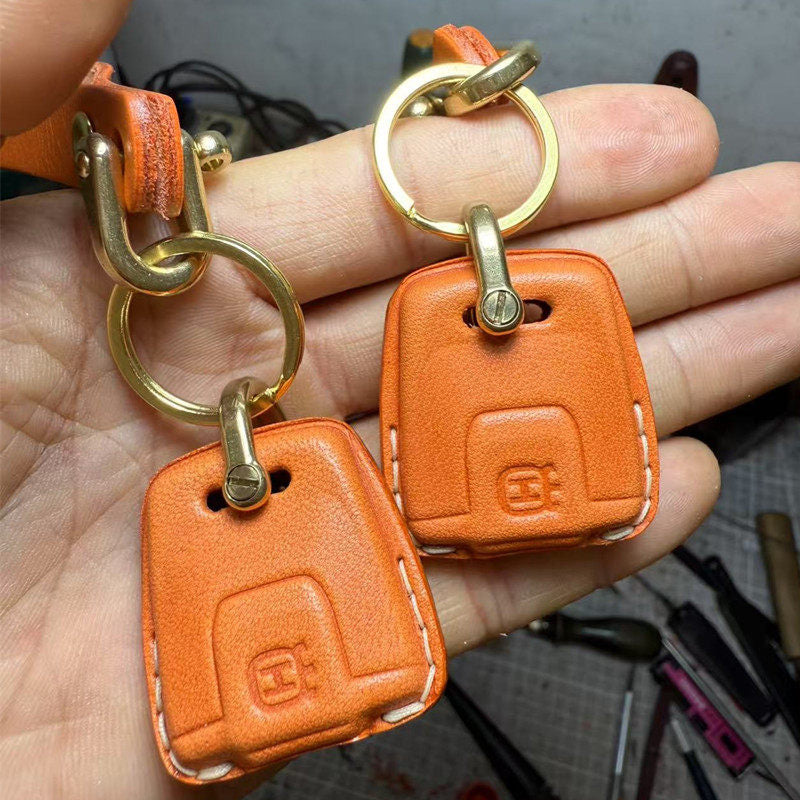 Close-up detail of Italian full-grain cowhide on Husqvarna 901 key case