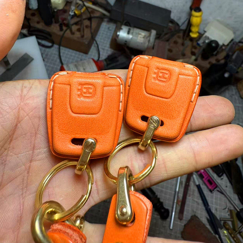 Husqvarna Svartpilen 901 leather key case and lanyard set with brass hardware