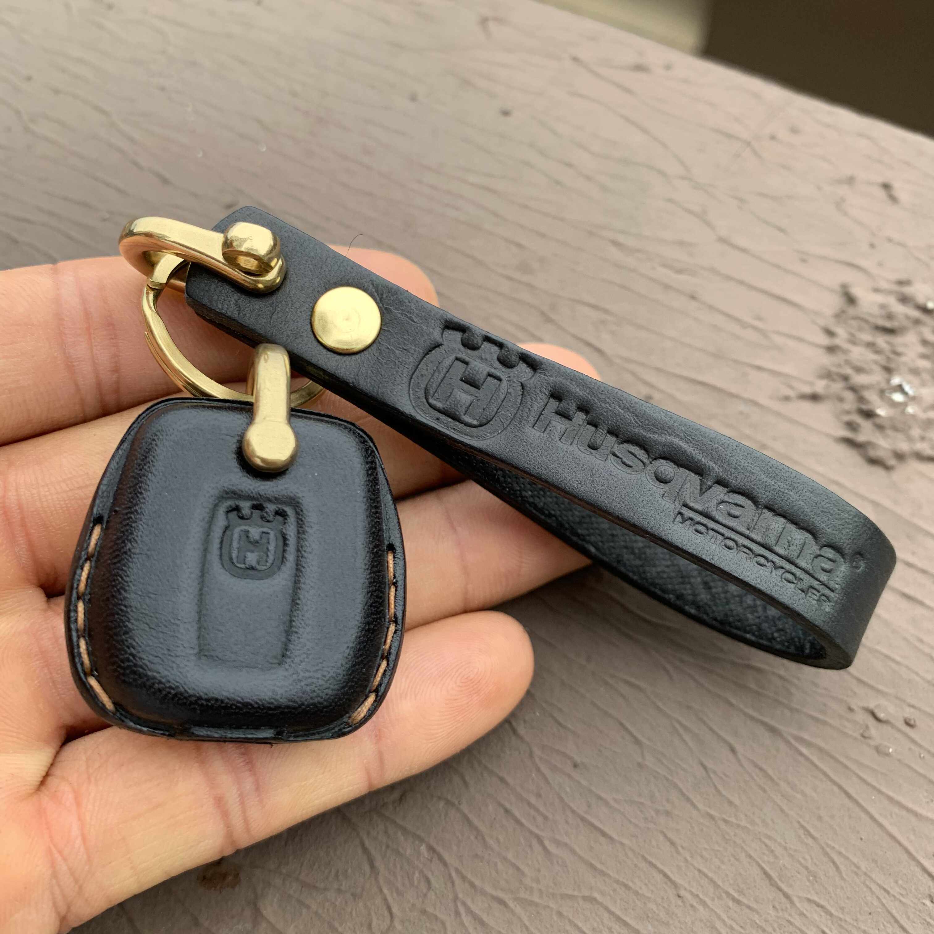 Husqvarna Svartpilen Vitpilen 401 Handmade Leather Key Case – Italian Full-Grain Cowhide